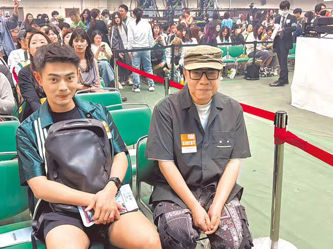蔡康永(右)29日與友人一同到日本武道館觀賞蘇打綠演唱會。(黃雯犀攝) 蔡康永(右)29日與友人一同到日本武道館觀賞蘇打綠演唱會。(黃雯犀攝)