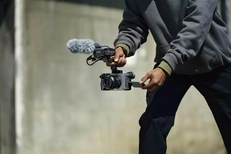 Sony FX2延續FX3與FX30的平頂機⾝設計,⼩巧便攜。(圖/品牌業者提供) Sony FX2延續FX3與FX30的平頂機⾝設計,⼩巧便攜。(圖/品牌業者提供)