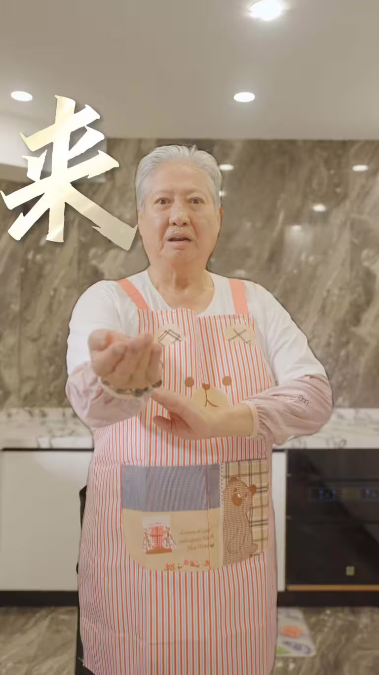 洪金寶穿上圍裙有種說不出的喜感。(圖/翻攝自抖音) 洪金寶穿上圍裙有種說不出的喜感。(圖/翻攝自抖音)