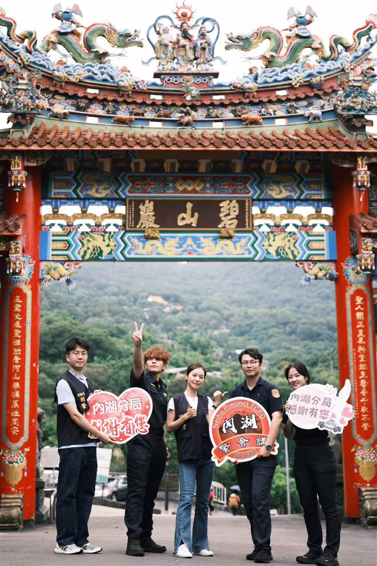 MV在內湖著名景點碧山巖取景。(圖/翻攝畫面) MV在內湖著名景點碧山巖取景。(圖/翻攝畫面)