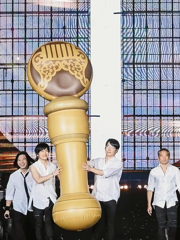 瑪莎、怪獸、冠佑以及石頭帶著超大獎盃登台。(圖/相信音樂提供) 瑪莎、怪獸、冠佑以及石頭帶著超大獎盃登台。(圖/相信音樂提供)