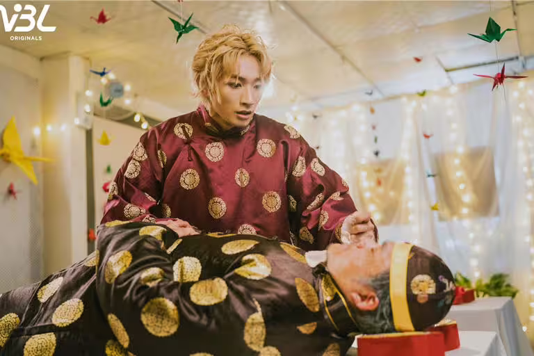 王智騫Martin(後)頻繁拍攝遺照與壽衣畫面,現場紅包收了超過六封。(三立提供) 王智騫Martin(後)頻繁拍攝遺照與壽衣畫面,現場紅包收了超過六封。(三立提供)