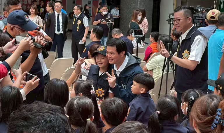 林炎田(中)展現親和力,與小小警消合影。 圖:高雄市政府警察局/提供 林炎田(中)展現親和力,與小小警消合影。 圖:高雄市政府警察局/提供