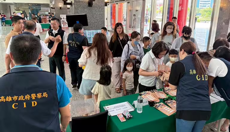 現場透過闖關遊戲寓教於樂,傳達犯罪預防宣導觀念。 圖:高雄市政府警察局/提供 現場透過闖關遊戲寓教於樂,傳達犯罪預防宣導觀念。 圖:高雄市政府警察局/提供