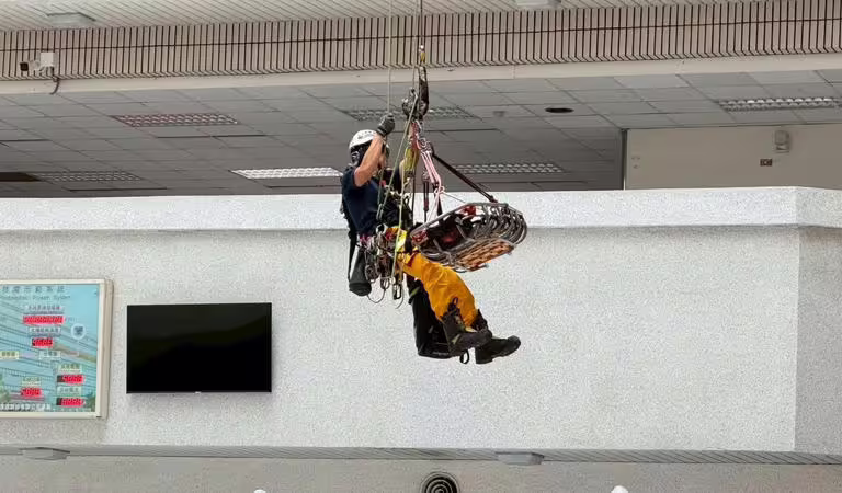 消防局繩索救援隊演練高空接駁搶救傷者。 圖:高雄市政府警察局/提供 消防局繩索救援隊演練高空接駁搶救傷者。 圖:高雄市政府警察局/提供