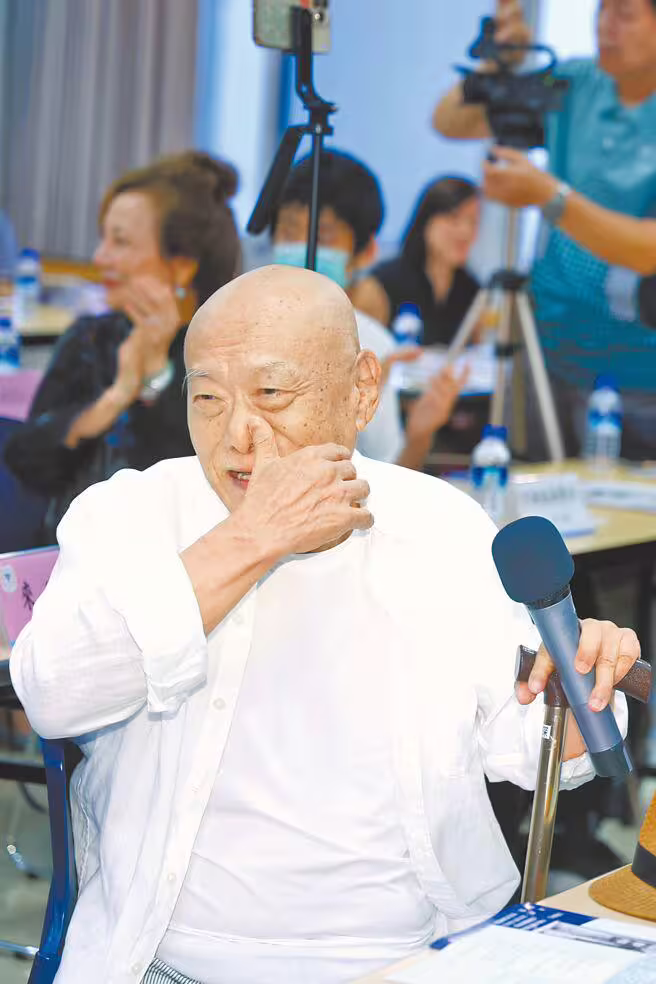 凌峰6日在活動現場唱〈母親〉一曲忍不住落淚。(鄧博仁攝) 凌峰6日在活動現場唱〈母親〉一曲忍不住落淚。(鄧博仁攝)