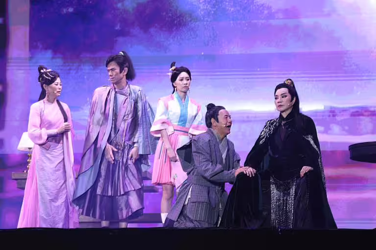 飾演「孟婆客棧」新任老闆萬千帆的唐美雲(右1),一出場霸氣十足,獲得全場觀眾的掌聲與喝采。 飾演「孟婆客棧」新任老闆萬千帆的唐美雲(右1),一出場霸氣十足,獲得全場觀眾的掌聲與喝采。