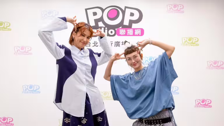 曾沛慈(左)作客好友魏如昀的電台節目,暢聊新專輯籌備內幕。(圖/Pop Radio提供) 曾沛慈(左)作客好友魏如昀的電台節目,暢聊新專輯籌備內幕。(圖/Pop Radio提供)