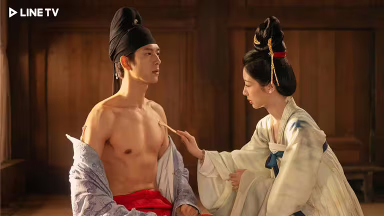 《錦繡芳華》楊紫(右)、李現偽裝夫妻假戲真做,互動曖昧。(LINE TV提供) 《錦繡芳華》楊紫(右)、李現偽裝夫妻假戲真做,互動曖昧。(LINE TV提供)