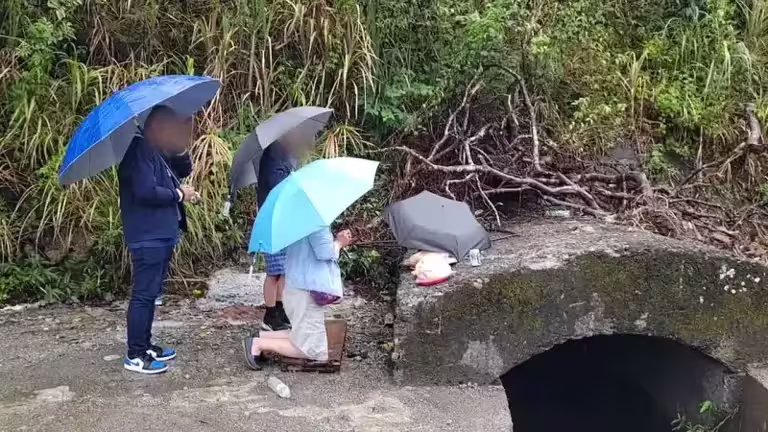 ▲張敬謙的父母除了去醫院關切兒子病情,也回到意外現場燒金紙。(圖/翻攝畫面) ▲張敬謙的父母除了去醫院關切兒子病情,也回到意外現場燒金紙。(圖/翻攝畫面)