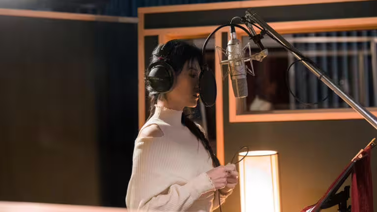 曹雅雯演唱《零日攻擊》主題曲〈風聲人影〉。(圖/牽猴子提供) 曹雅雯演唱《零日攻擊》主題曲〈風聲人影〉。(圖/牽猴子提供)