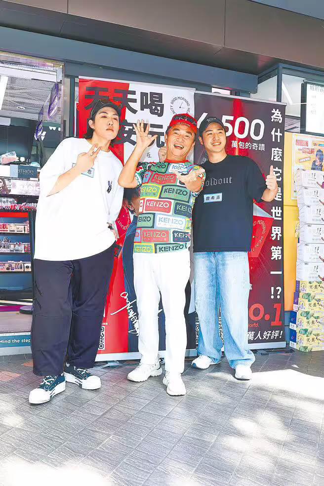 陳守恩(左起)、吳宗憲、鹿希派13日一同出席一日店長活動,現場跟觀眾互動。(謝采恩攝) 陳守恩(左起)、吳宗憲、鹿希派13日一同出席一日店長活動,現場跟觀眾互動。(謝采恩攝)