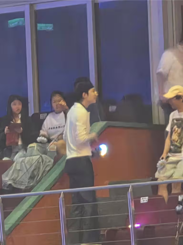 李洙赫於GD演唱會第二日的穿搭。(讀者提供) 李洙赫於GD演唱會第二日的穿搭。(讀者提供)