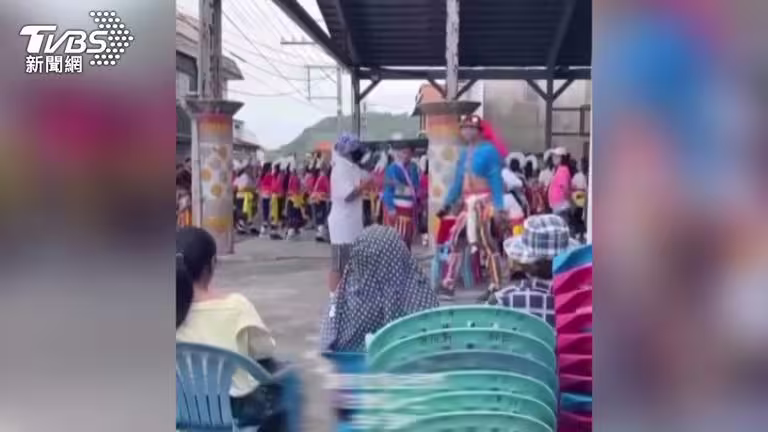 「帶歧視標題上傳影片」惹怒阿美族！落腮鬍男硬闖豐年祭被制止。(圖／民眾提供)
