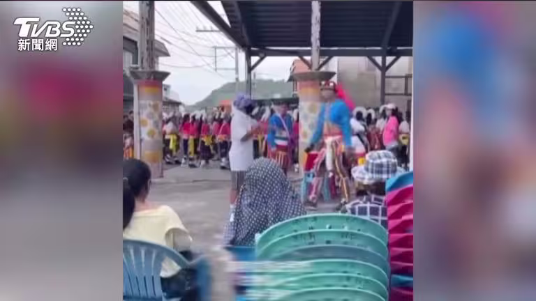 「帶歧視標題上傳影片」惹怒阿美族！落腮鬍男硬闖豐年祭被制止。(圖／民眾提供)