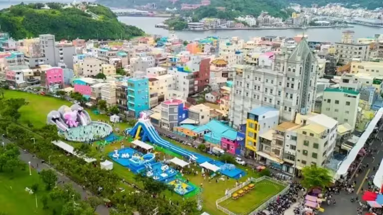 ▲最受大小朋友歡迎的氣墊水樂園，除了巨無霸戲水池及水上步行球，今年還有4座新亮相氣墊戲水設施，刺激又消暑。（圖／高市府觀光局提供）