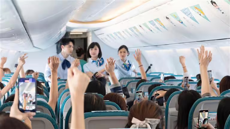 偉晉與粉絲萬呎高空相見歡,與來自各地的幸運粉絲齊聚空中。(圖/源活娛樂提供) 偉晉與粉絲萬呎高空相見歡,與來自各地的幸運粉絲齊聚空中。(圖/源活娛樂提供)