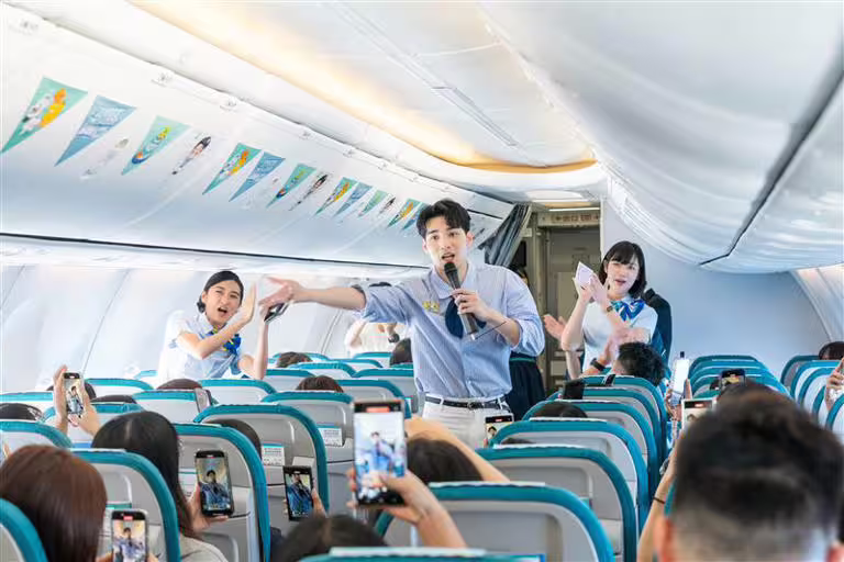 偉晉與粉絲萬呎高空相見歡,與來自各地的幸運粉絲齊聚空中。(圖/源活娛樂提供) 偉晉與粉絲萬呎高空相見歡,與來自各地的幸運粉絲齊聚空中。(圖/源活娛樂提供)
