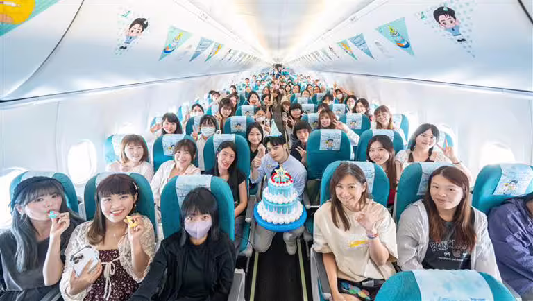 偉晉與粉絲萬呎高空相見歡,與來自各地的幸運粉絲齊聚空中。(圖/源活娛樂提供) 偉晉與粉絲萬呎高空相見歡,與來自各地的幸運粉絲齊聚空中。(圖/源活娛樂提供)