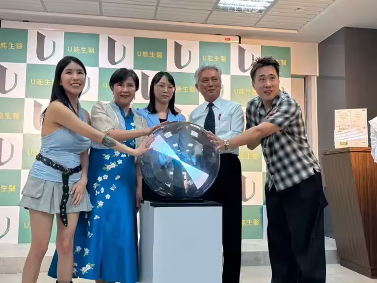 ▲藝人余祥銓夫妻與U能生醫創辦人林詩芸(左二),聯手為「買智醫佳,抽北海道機票」活動按鈕啟動。(圖/記者金武鳳攝,2025.7.29) ▲藝人余祥銓夫妻與U能生醫創辦人林詩芸(左二),聯手為「買智醫佳,抽北海道機票」活動按鈕啟動。(圖/記者金武鳳攝,2025.7.29)