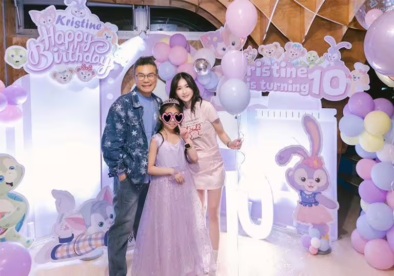 沈玉琳與太太芽芽育有一女,據媒體報導沈玉琳為了小孩,戒掉長達25年的菸癮,就是「希望能活久一點」。取自臉書@沈玉琳的御琳軍 沈玉琳與太太芽芽育有一女,據媒體報導沈玉琳為了小孩,戒掉長達25年的菸癮,就是「希望能活久一點」。取自臉書@沈玉琳的御琳軍