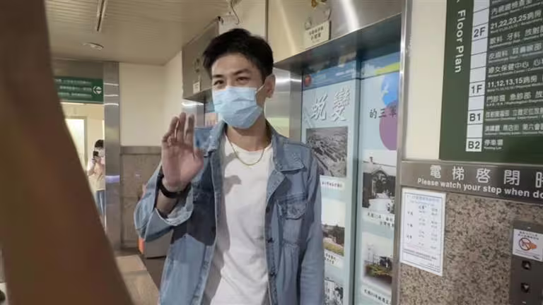 沈玉琳助理晚間現身三軍總醫院加護病房。(圖/記者趙于瑩攝影) 沈玉琳助理晚間現身三軍總醫院加護病房。(圖/記者趙于瑩攝影)