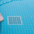 4歲女童泳池玩水突消失　遭「吸進排水孔亡」媽崩潰：半個身體在裡面