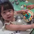 享受媽媽身分 熊熊曝1歲萌女「圍巾式撒嬌」把媽媽推開黏爸