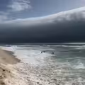 影／要出大事了？「海嘯雲」遮黑半邊天　泳客目睹嚇逃