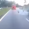 疑超車未遂！30歲騎士撞車被拋飛
