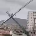 建案起重機倒塌　吊臂劈毀對街房
