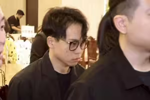 「天殘」告別式圓滿了！緋聞男友賀瓏公開現身哀弔
