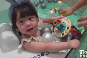 享受媽媽身分 熊熊曝1歲萌女「圍巾式撒嬌」把媽媽推開黏爸