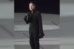 演唱會插曲！GD遇男粉「暴衝上台」 張學友澳門遭中國粉絲打斷：講普通話