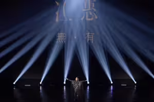 江蕙高雄巨蛋Day3！展現台灣傳統「布袋戲搬上舞台」安可唱到哽咽