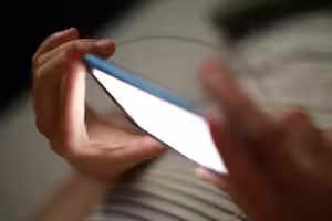 30歲男滑手機不睡覺！突發燒「智力退回3歲」　院方示警：單月連收8例