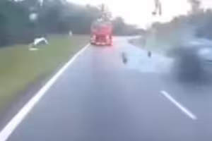 疑超車未遂!30歲騎士撞車被拋飛 疑超車未遂!30歲騎士撞車被拋飛