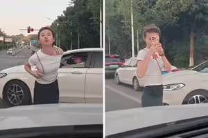 女子吐口水挑釁 肉身擋車流插隊 女子吐口水挑釁 肉身擋車流插隊