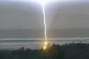 雨天海邊散步被雷劈　他目睹女伴倒地救不回