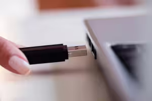 不是都市傳說！USB「插太慢」會降速　大廠證實了　