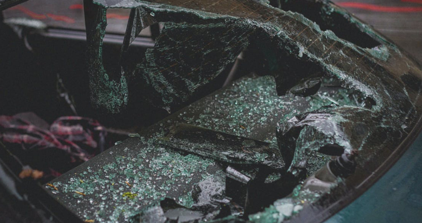 女兒車禍身亡！火化時驚覺「裙子有異常」　父親「掀開白布」跪謝工作人員