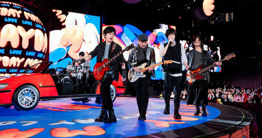 五月天上海嗨唱11場再創新紀錄 最美開場嘉賓揭曉竟是她