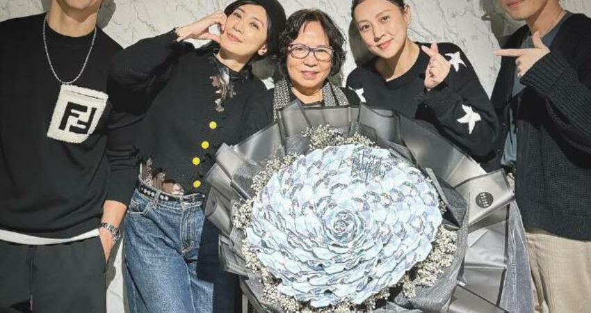 賈靜雯母71歲大壽！「巨大藍色鈔票花」太震撼 兒孫滿堂溫馨畫面曝