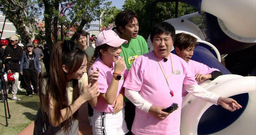 男星外景出事了 啦啦隊女孩扯掉他褲子！胡瓜驚睹半顆屁股蛋