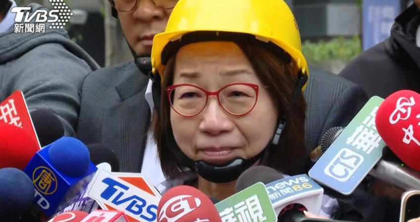 新光三越本部長哽咽 網友稱暖心「曹姐」