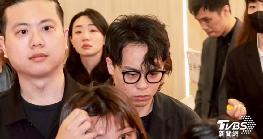 賀瓏來了！憔悴奔天殘告別式「追思片曝2人合照」 博恩道別哭腫眼