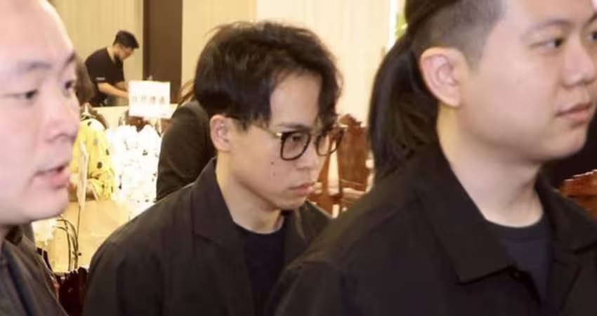 「天殘」告別式圓滿了！緋聞男友賀瓏公開現身哀弔