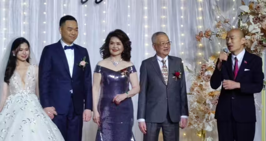 74歲侯麗芳娶媳婦！韓國瑜「台上證婚口誤」尷尬道歉