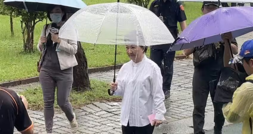 726大罷免／台中首現身！「藍營一姐」盧秀燕3分鐘完成投票 迅速離開