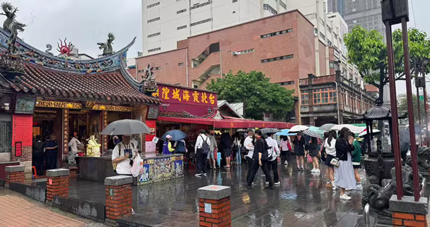 日本高中妹畢旅來台「整團拜1廟」　網佩服：祂也接海外業務